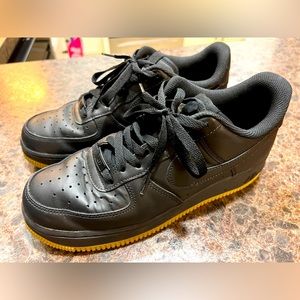 EUC Men’s Nike Air Force 1s, size 7.5, Black w/ Gum Sole